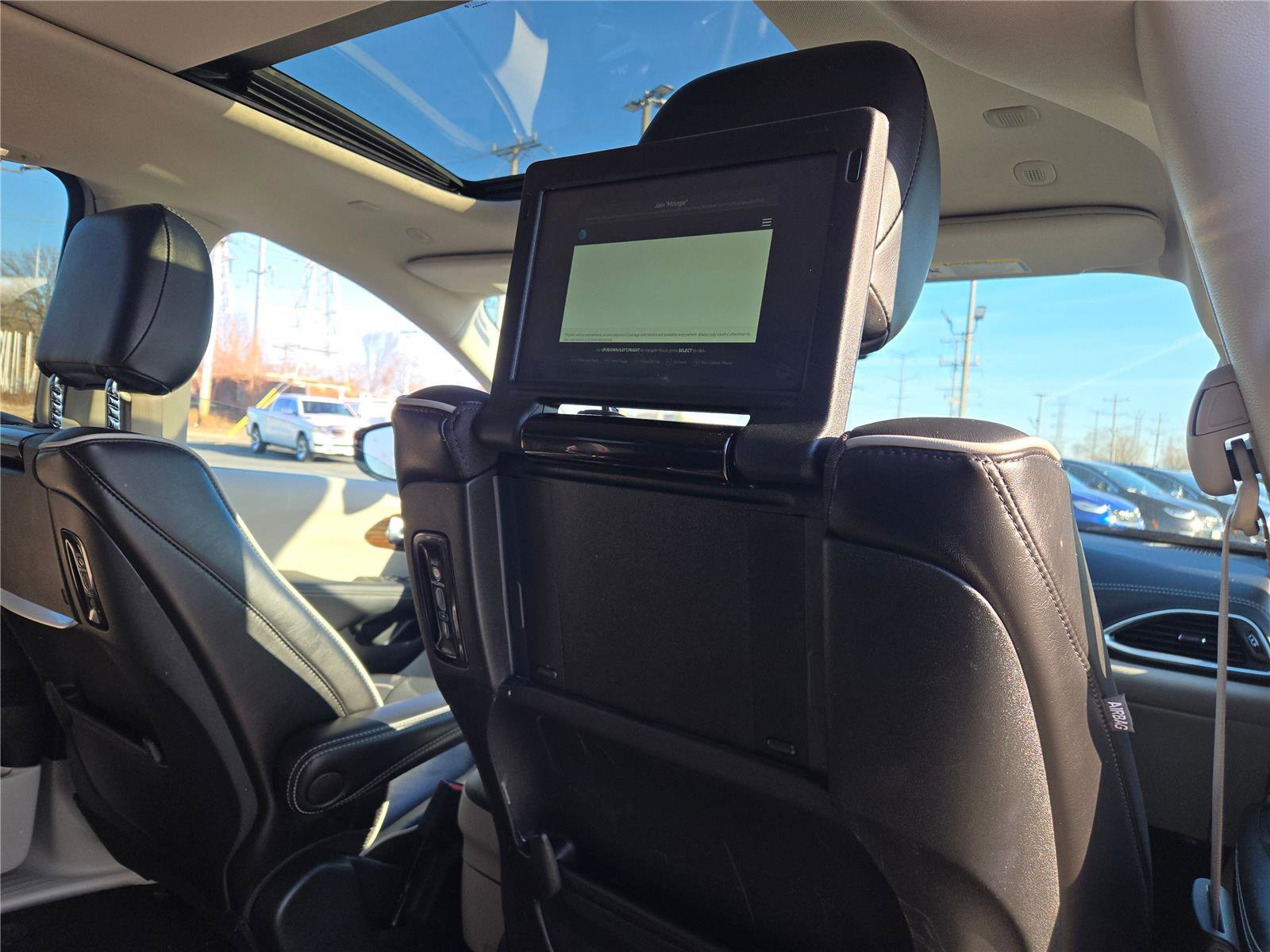 Used 2023 Chrysler Pacifica Limited w/ Uconnect Theater Family Group image 11