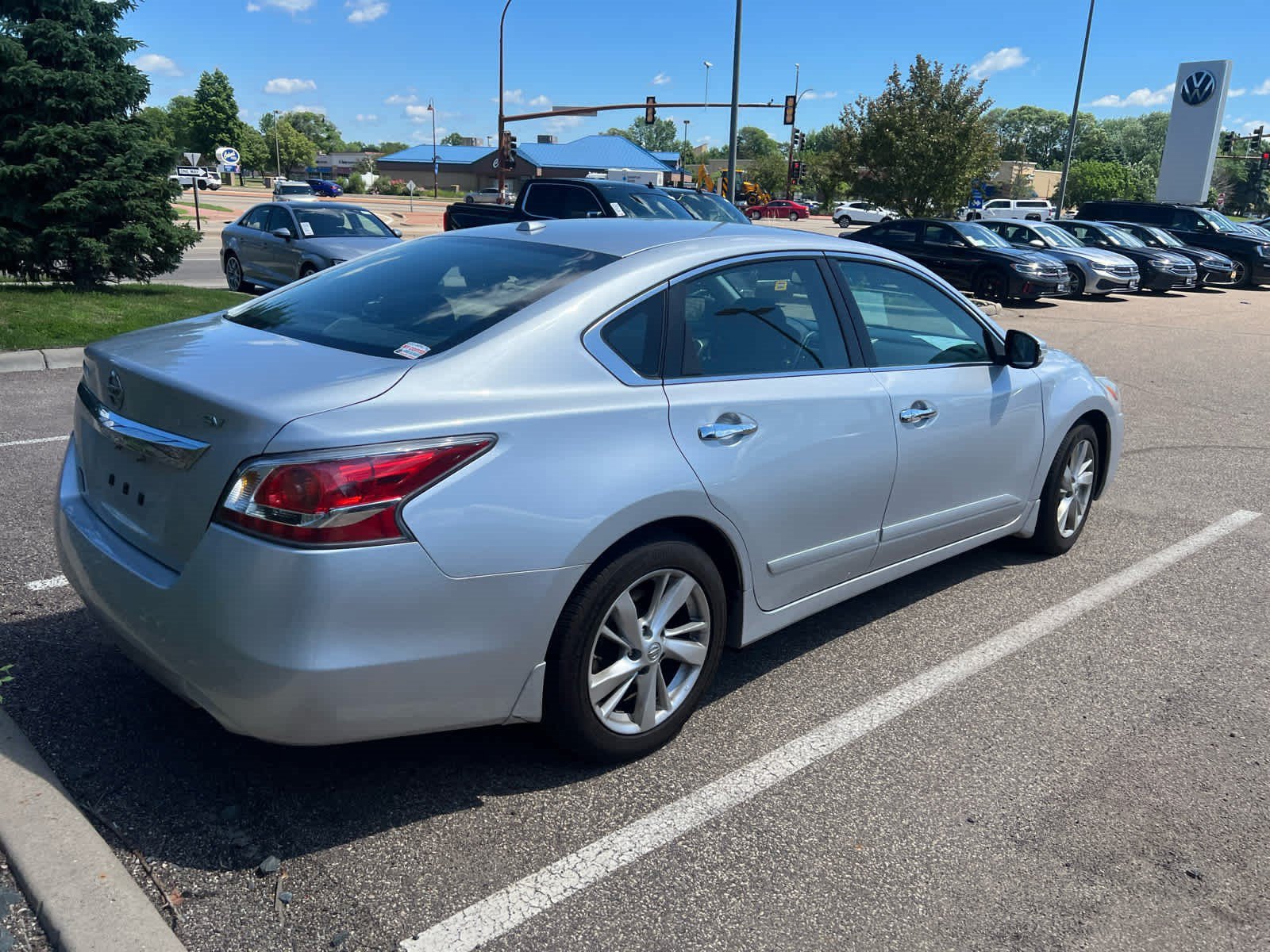 Used 2015 Nissan Altima 2.5 SV w/ Convenience Package FWD image 3