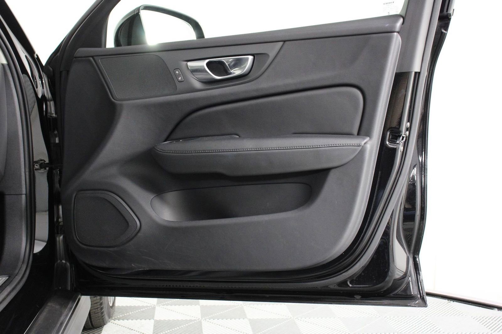 Certified 2025 Volvo V60 B5 Cross Country Plus image 21