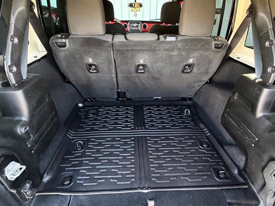Used 2019 Jeep Wrangler Unlimited Rubicon w/ Cold Weather Group AWD/4WD image 15