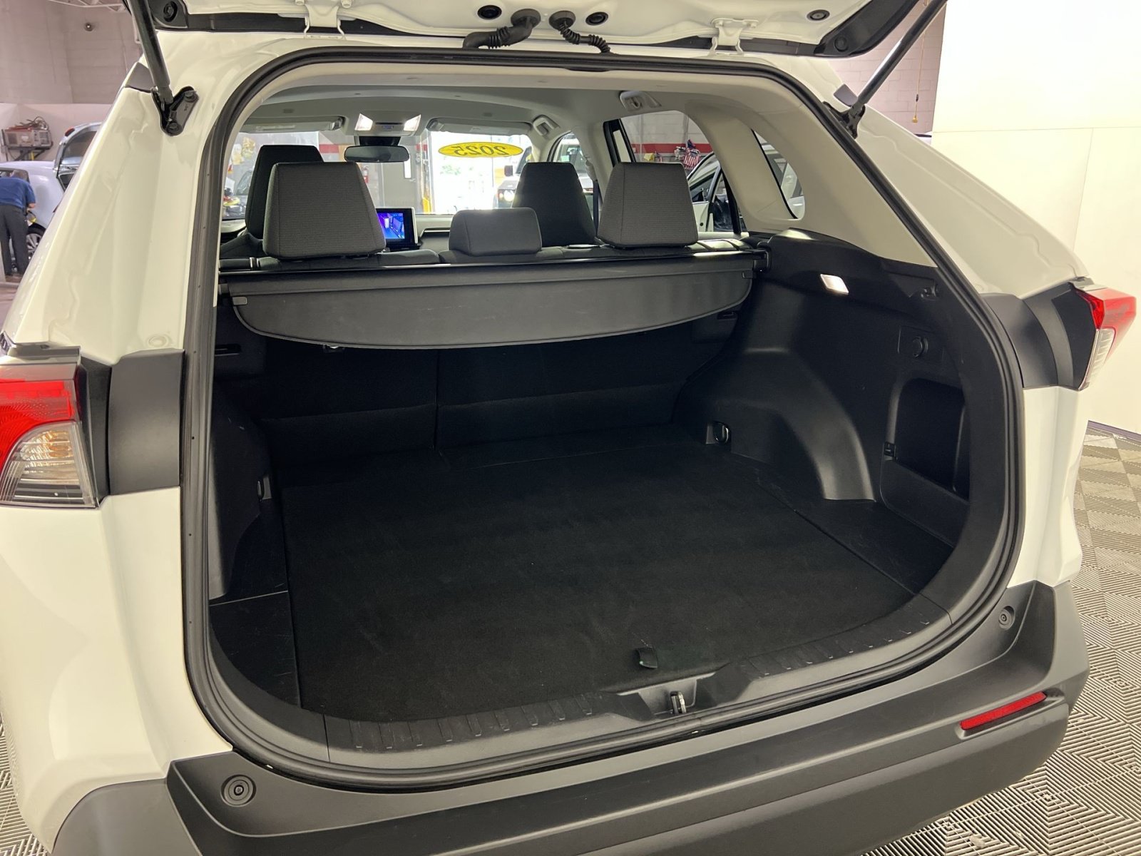 Used 2025 Toyota RAV4 XLE FWD image 27