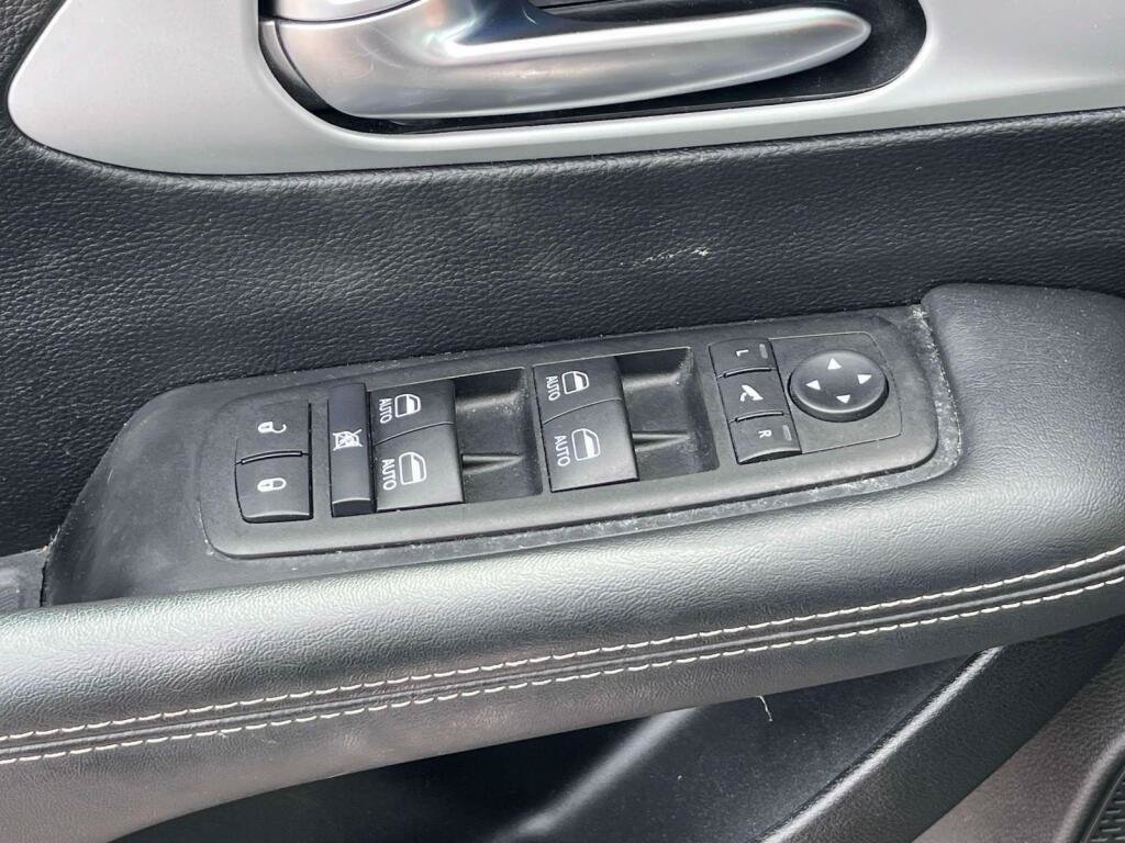 Used 2025 Chrysler Pacifica Limited FWD image 34