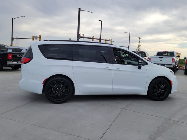 Used 2025 Chrysler Pacifica Limited FWD image 6