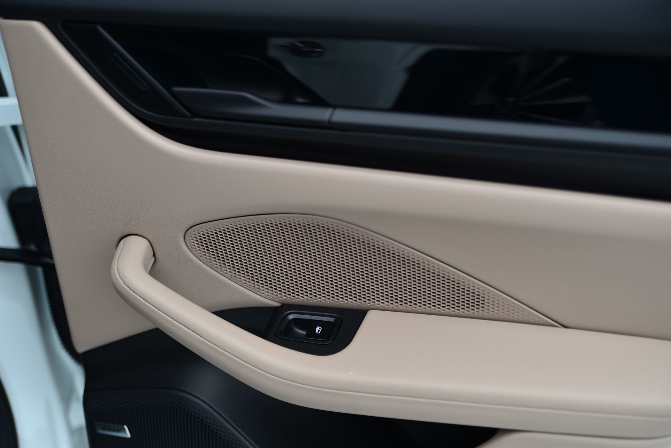 New 2025 Porsche Macan Electric RWD image 28