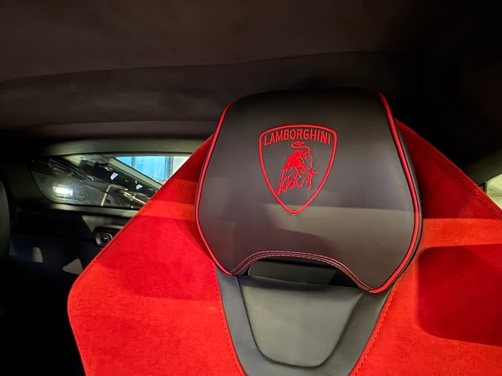 Used 2020 Lamborghini Huracan EVO image 24