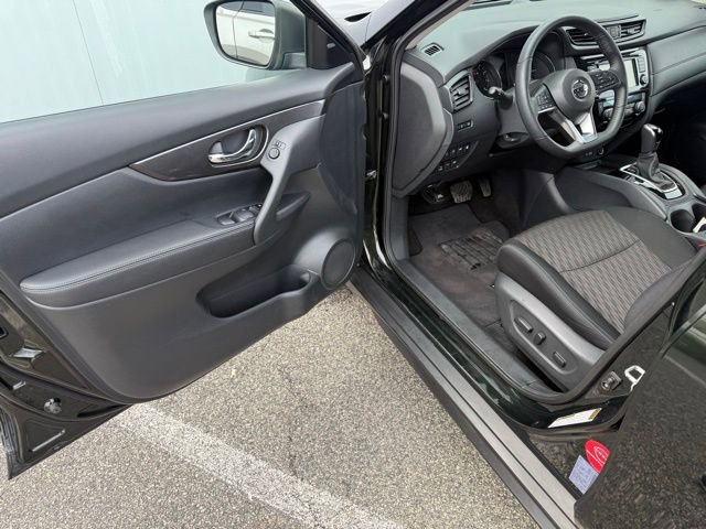 Used 2020 Nissan Rogue SV image 15