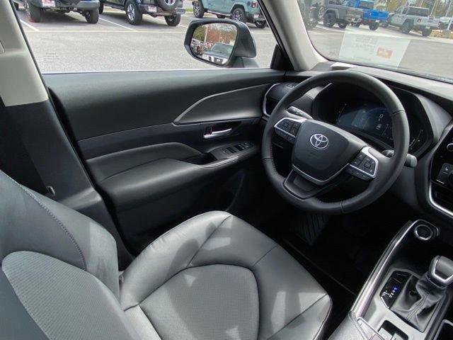 Used 2026 Toyota Grand Highlander AWD image 23