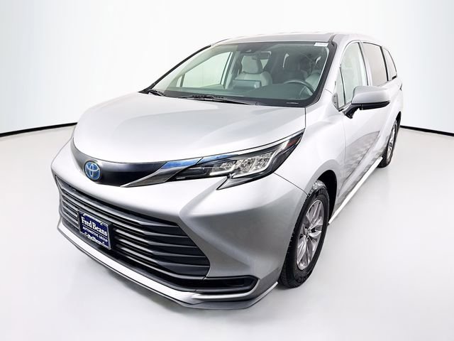 Used 2022 Toyota Sienna LE image 3