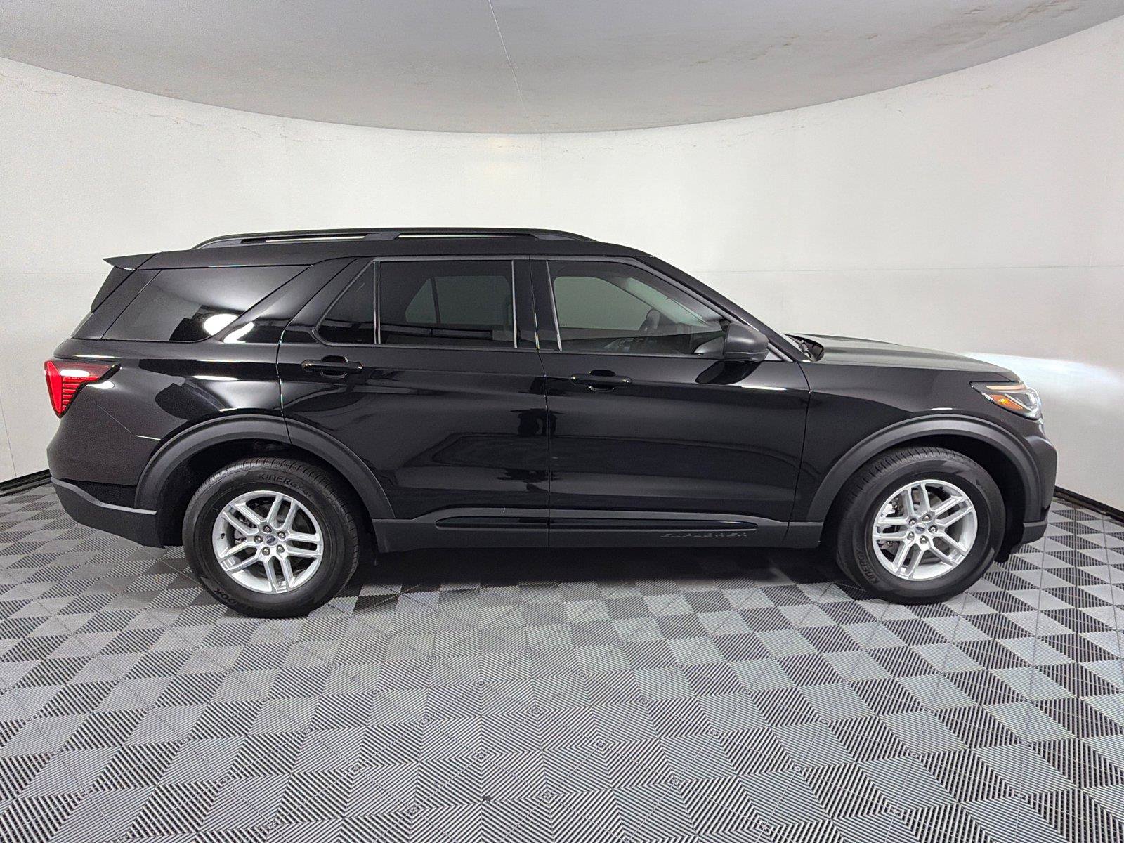 Used 2026 Ford Explorer Active RWD image 8