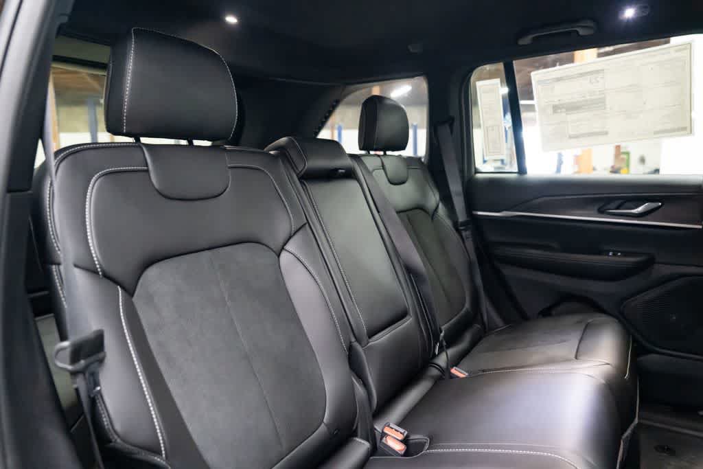 New 2026 Jeep Grand Cherokee Altitude AWD/4WD image 28