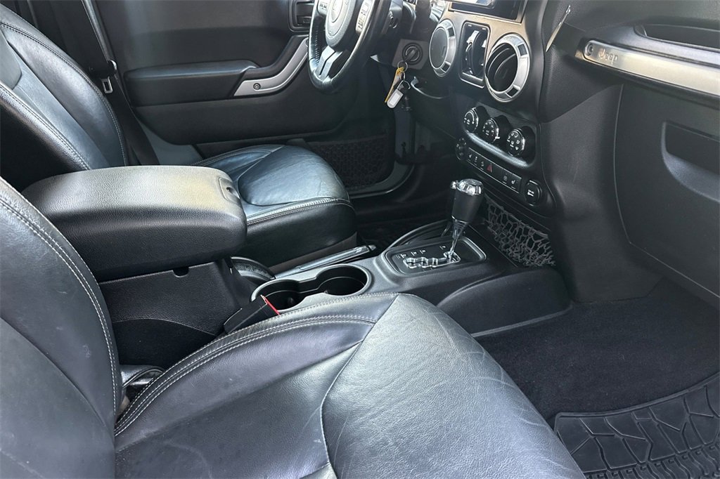 Used 2015 Jeep Wrangler Unlimited Rubicon w/ Connectivity Group image 17