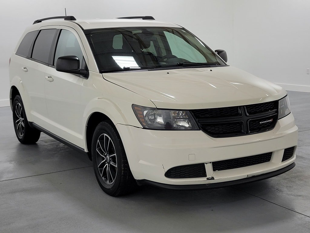 Used 2018 Dodge Journey SE w/ Connectivity Group FWD image 2