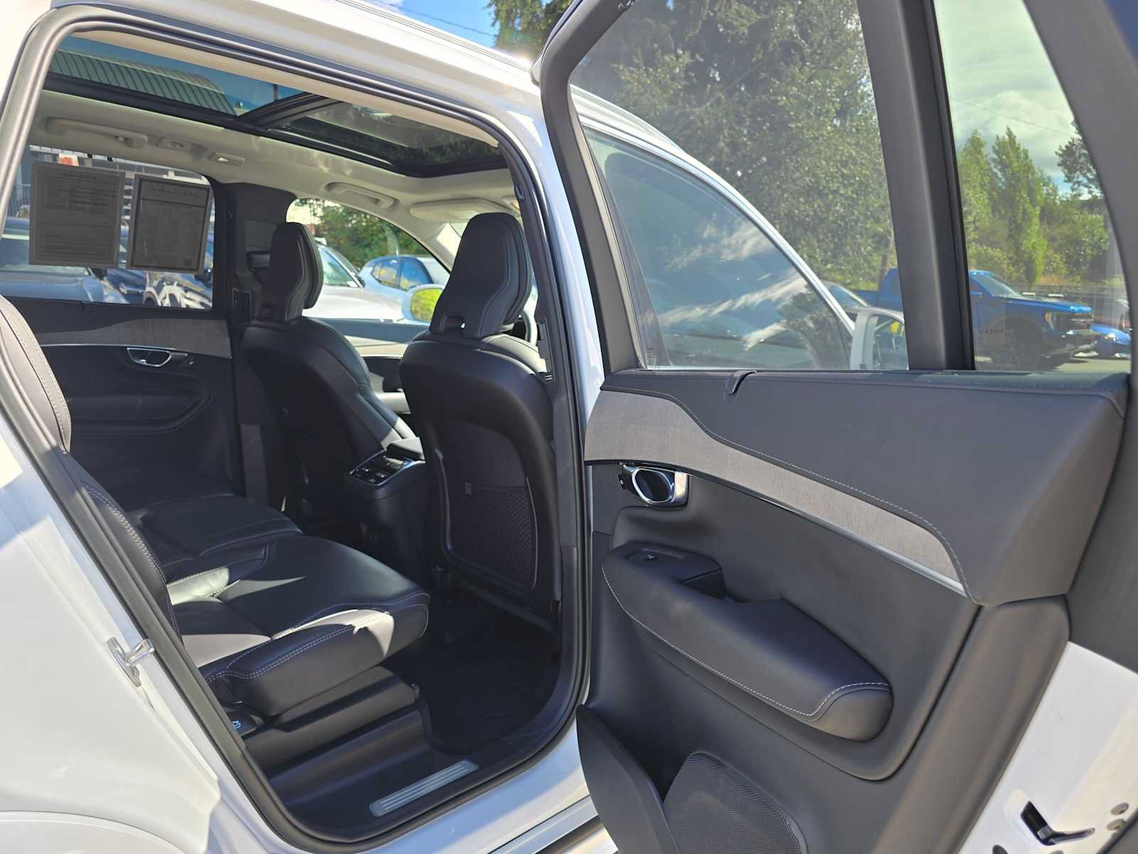 Used 2023 Volvo XC90 B6 Ultimate w/ Protection Package Premier AWD/4WD image 14