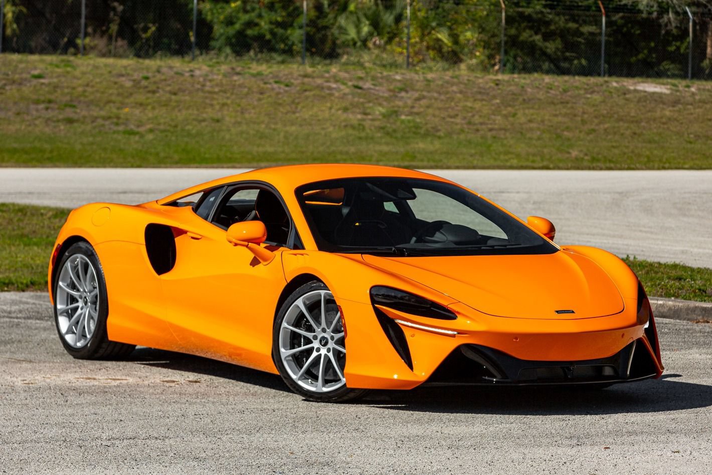 Used 2024 McLaren Artura RWD image 17