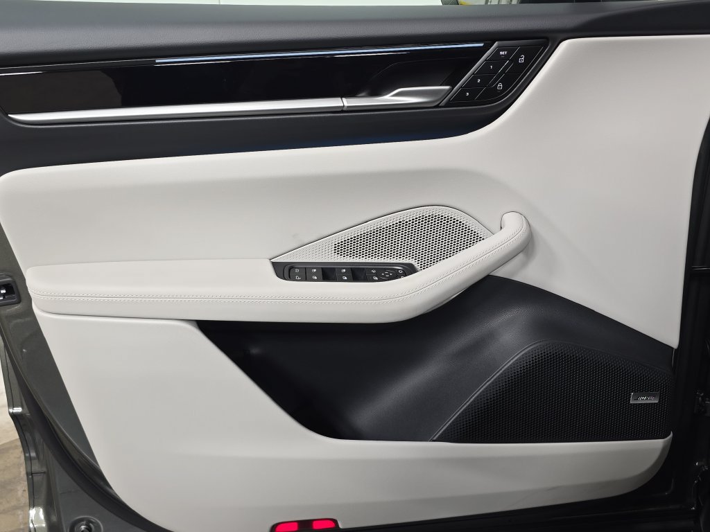 New 2026 Porsche Macan Electric RWD image 22