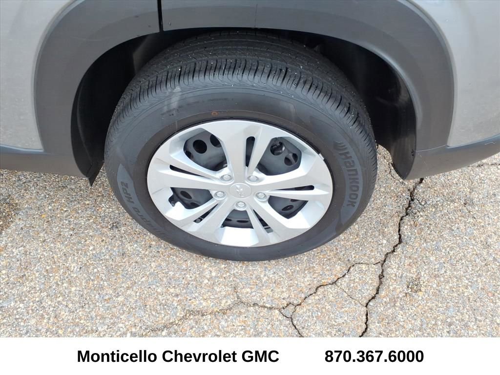 Used 2025 Chevrolet Trax LS w/ Driver Confidence Package image 6