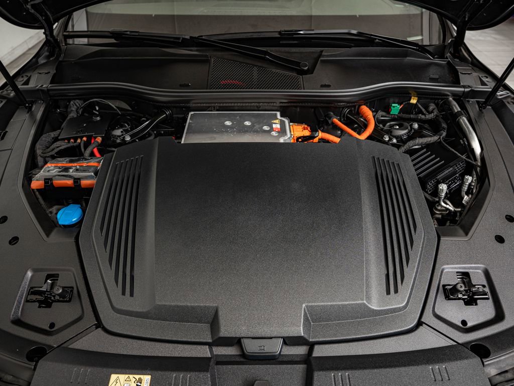 Used 2022 Audi e-tron Premium w/ Convenience Plus Package image 38