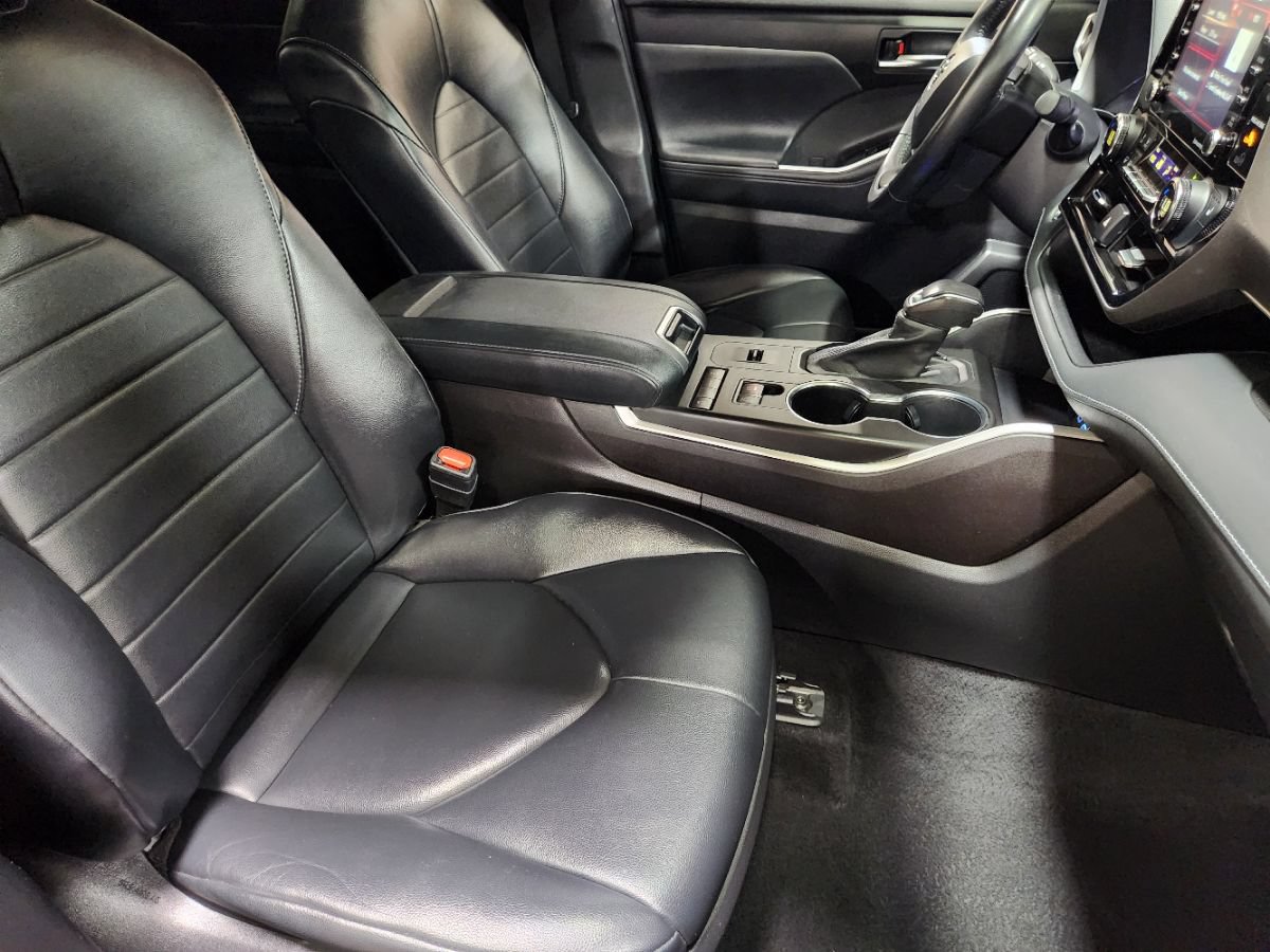 Used 2022 Toyota Highlander XLE FWD image 25