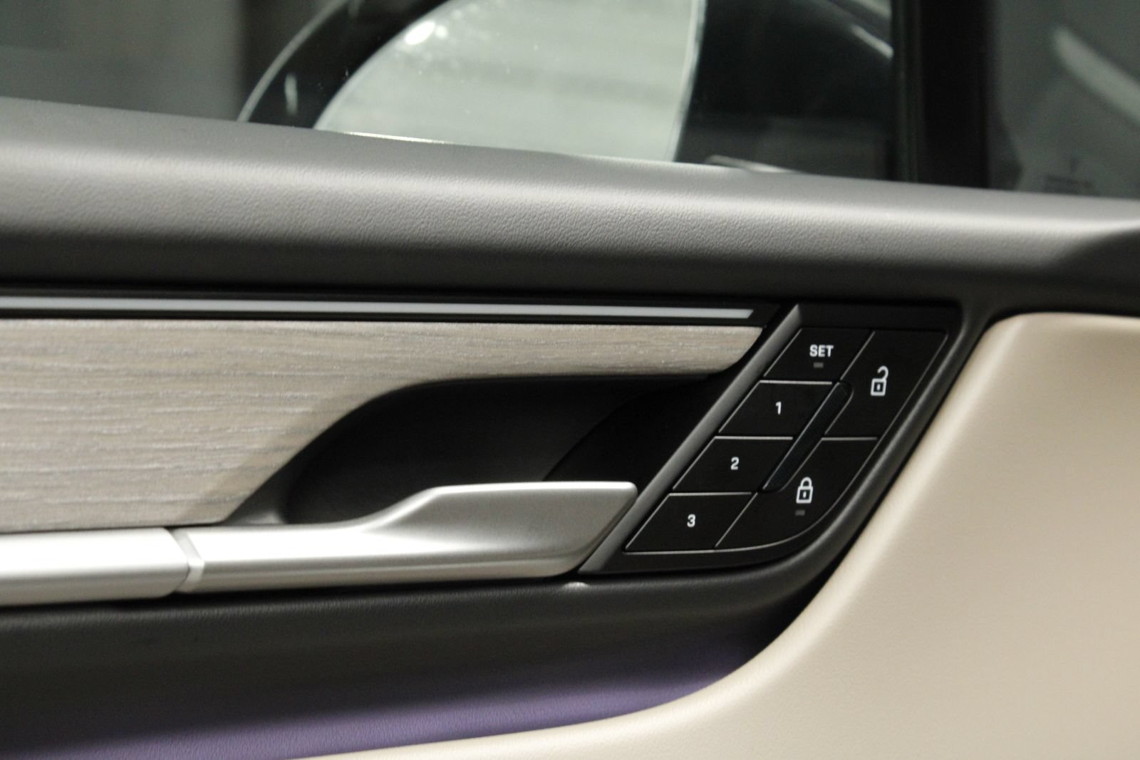 Certified 2025 Porsche Macan 4 Electric AWD/4WD image 27