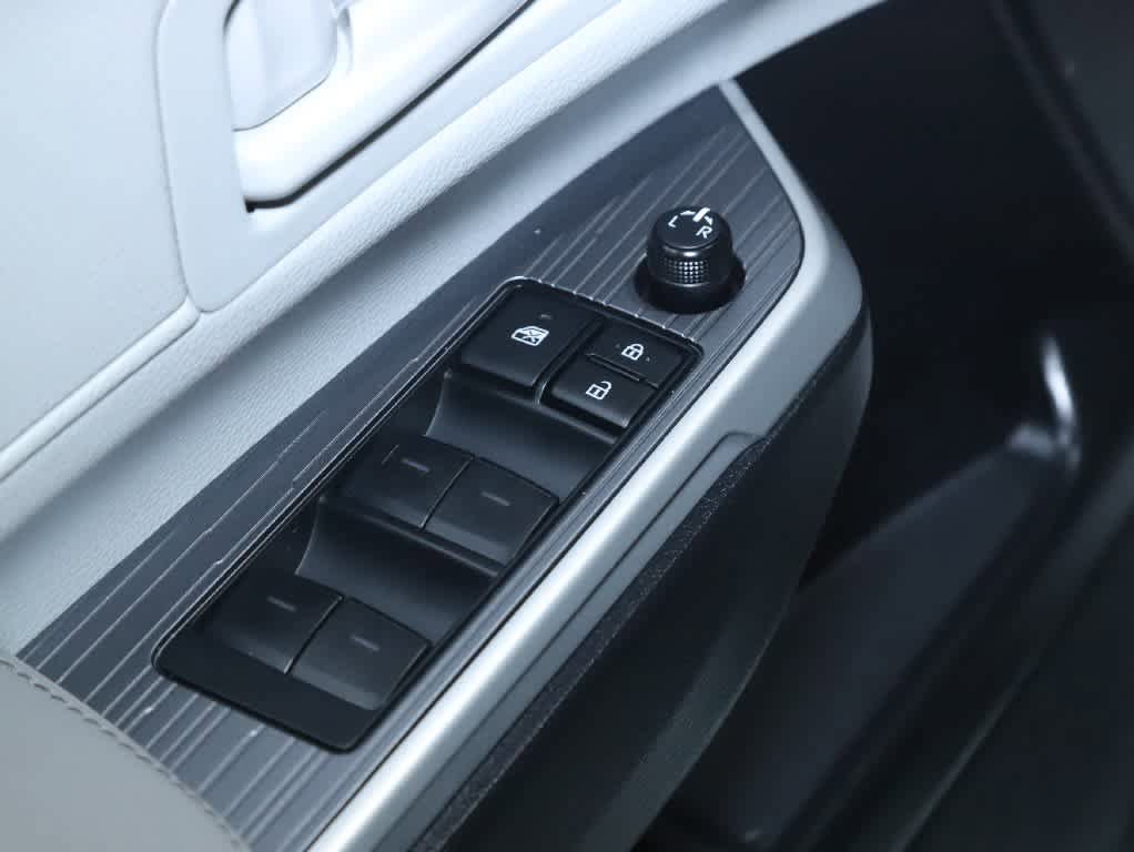 Used 2025 Toyota Sienna LE FWD image 15