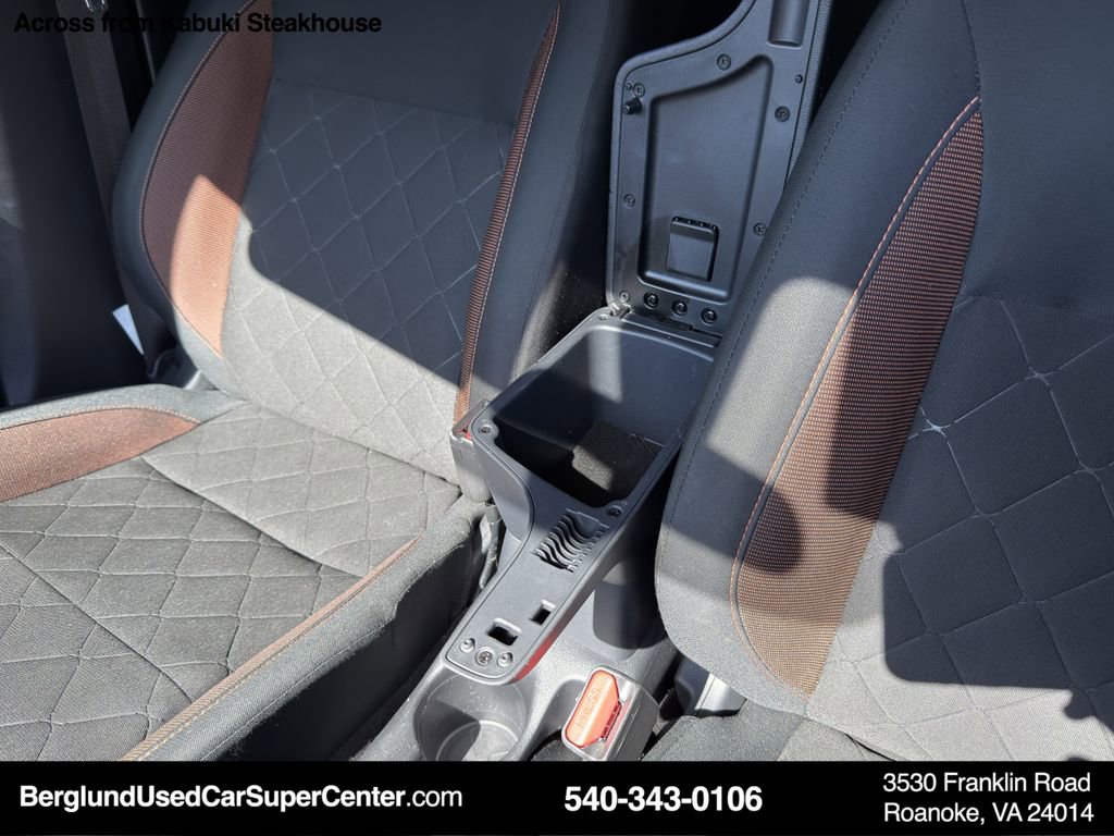 Used 2020 Nissan Kicks SR w/ Exterior Package image 31