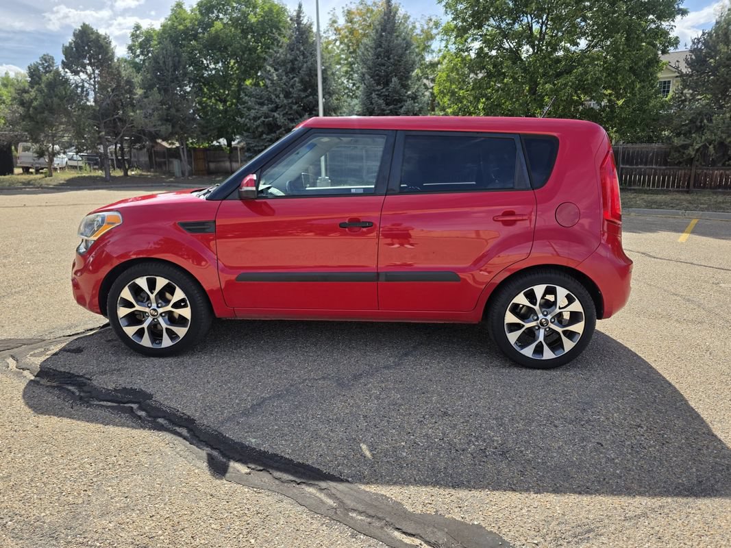 Used 2013 Kia Soul ! w/ Premium Pkg FWD image 2