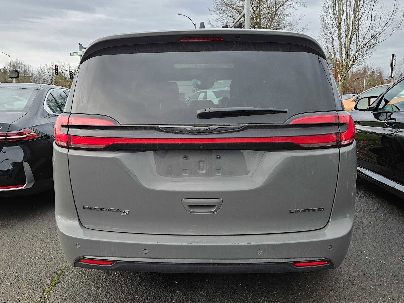 Used 2025 Chrysler Pacifica Limited image 3