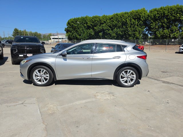 Used 2018 INFINITI QX30 Premium w/ Cargo Package FWD image 4