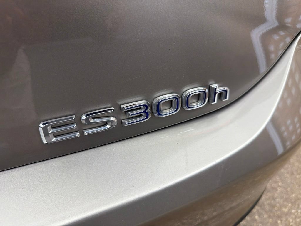 Used 2020 Lexus ES 300h w/ Luxury Package FWD image 24