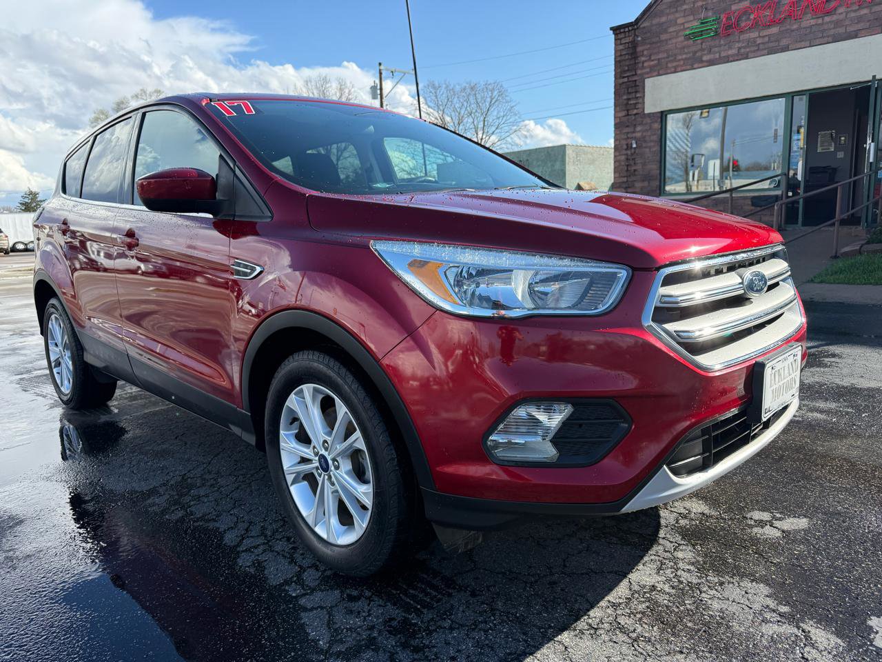 Used 2017 Ford Escape SE image 2