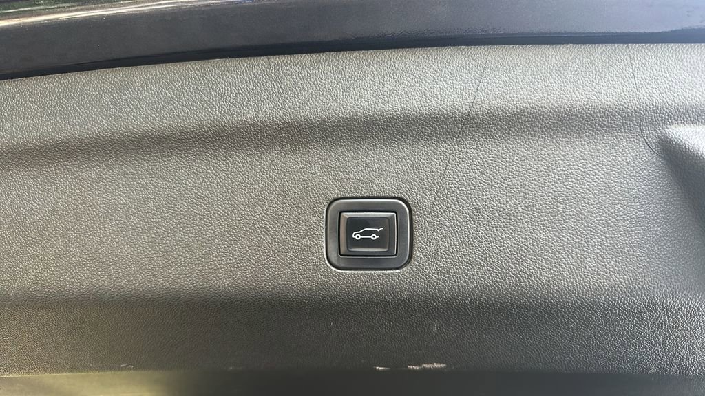 Used 2022 Chevrolet Tahoe RST w/ Luxury Package AWD/4WD image 32