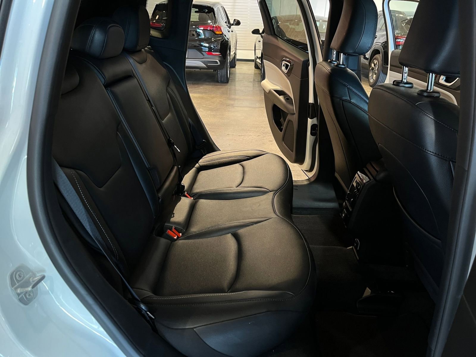 Used 2025 Jeep Compass Limited image 37