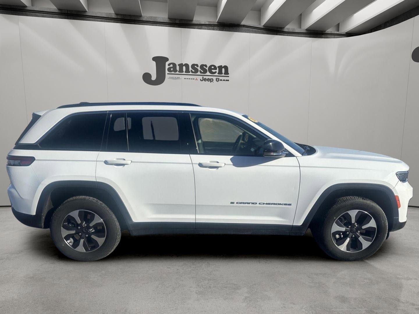 Used 2024 Jeep Grand Cherokee Limited 4xe AWD/4WD image 5