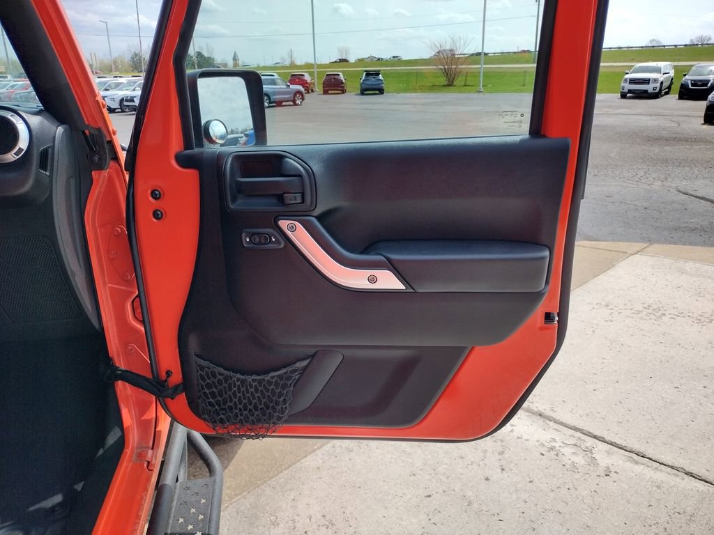 Used 2015 Jeep Wrangler Unlimited Rubicon w/ Connectivity Group AWD/4WD image 19