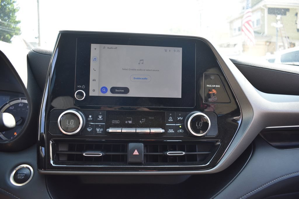 Used 2025 Toyota Highlander LE FWD image 18