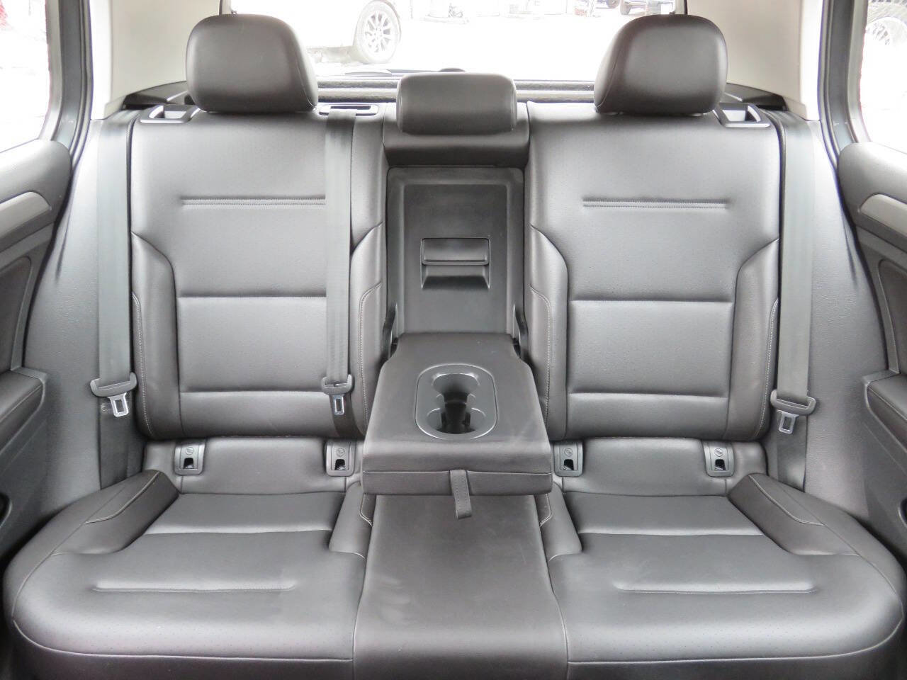 Used 2015 Volkswagen Golf S image 21