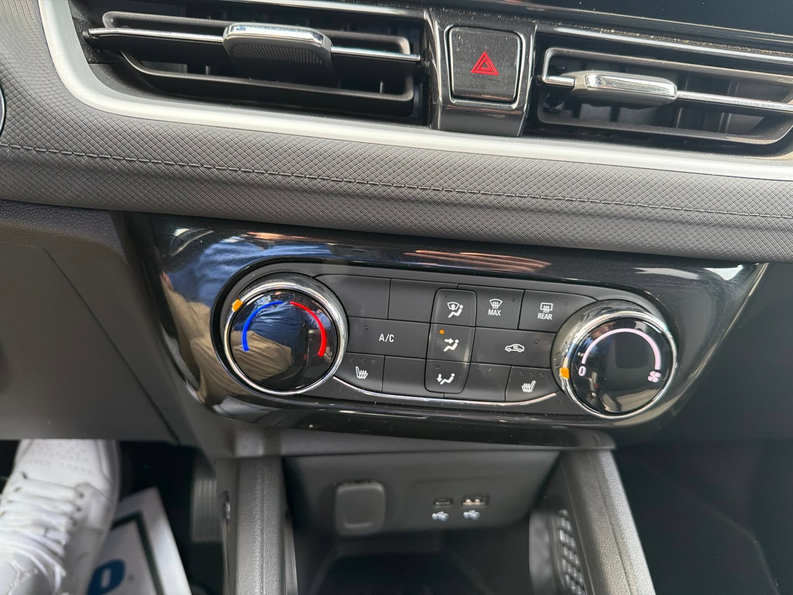 Used 2024 Chevrolet TrailBlazer LT w/ LT Cold Weather Package FWD image 15