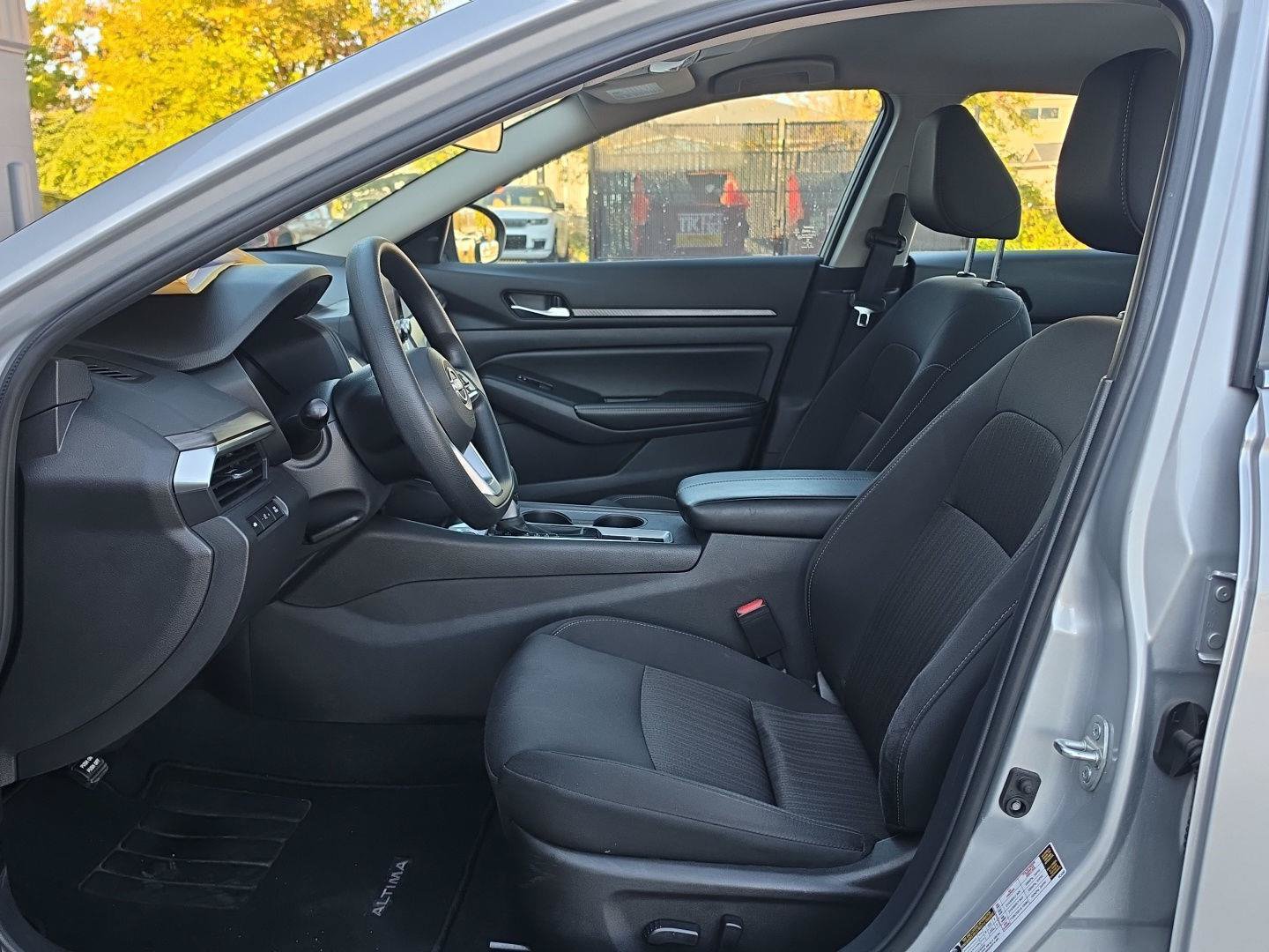Used 2025 Nissan Altima 2.5 SV FWD image 9