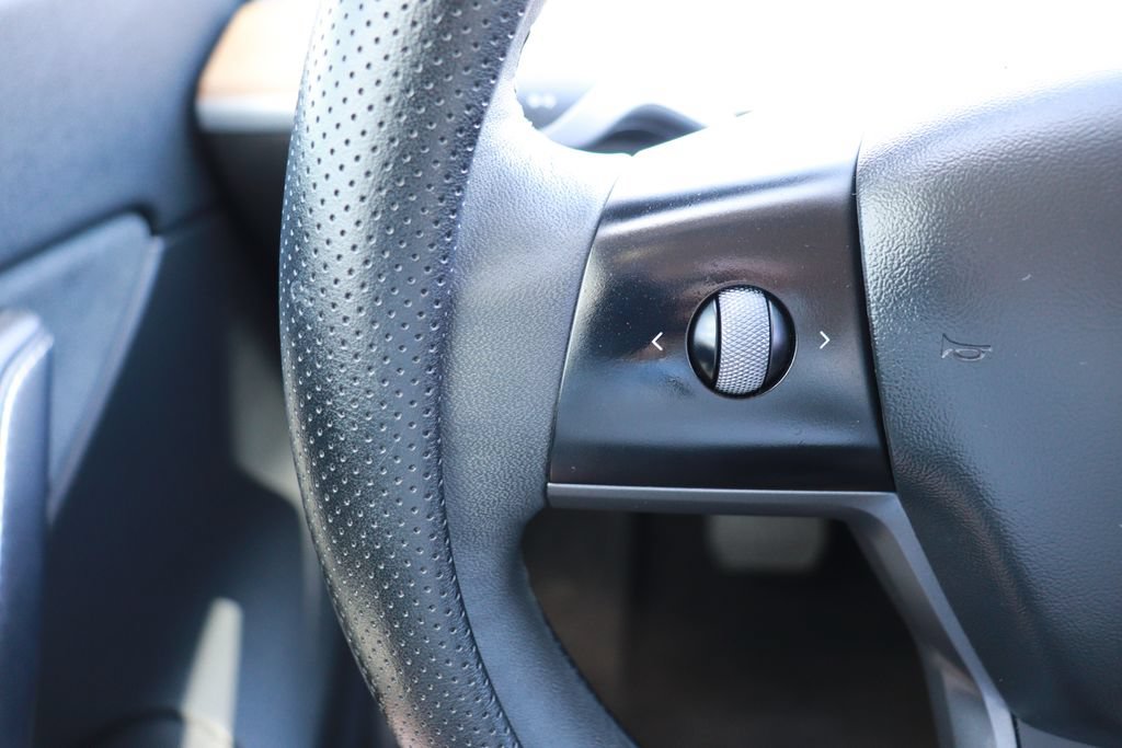 Used 2021 Tesla Model Y Long Range AWD/4WD image 19