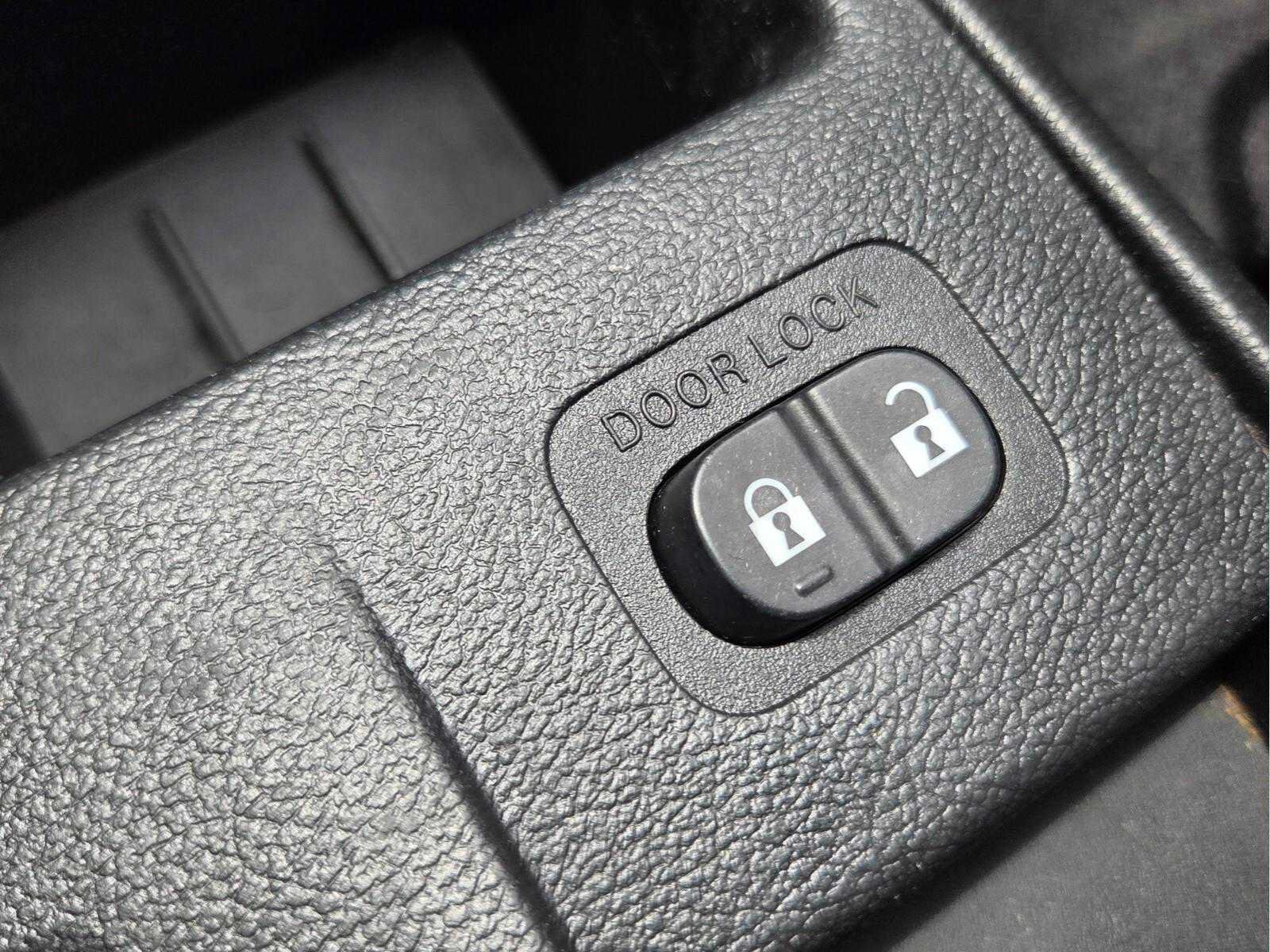 Used 2014 MAZDA MAZDA2 Sport FWD image 33