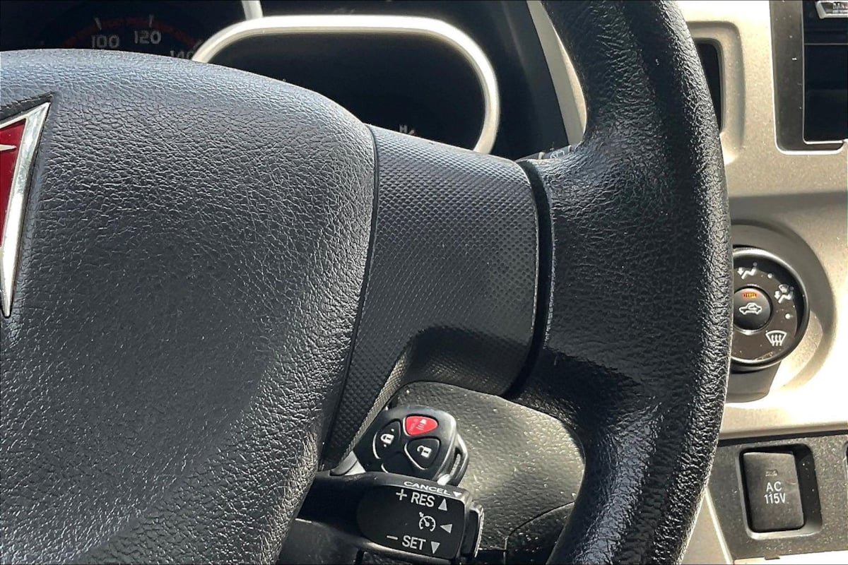 Used 2010 Pontiac Vibe w/ Preferred Package FWD image 12