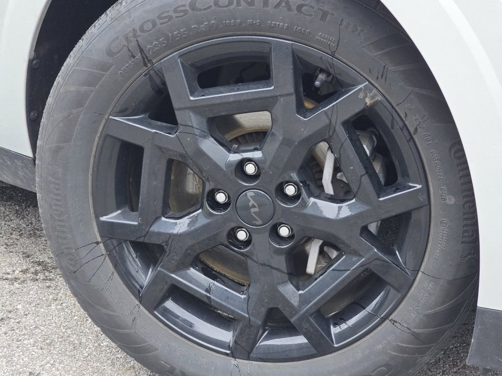 Used 2025 Kia Carnival SX w/ SX Dark Edition Package image 9