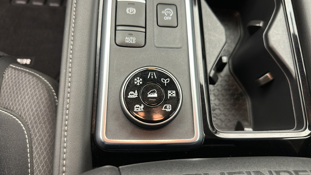 Used 2024 Nissan Pathfinder SV AWD/4WD image 18