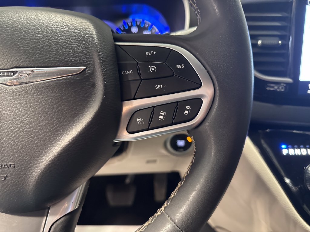 Used 2023 Chrysler Pacifica Touring-L FWD image 4