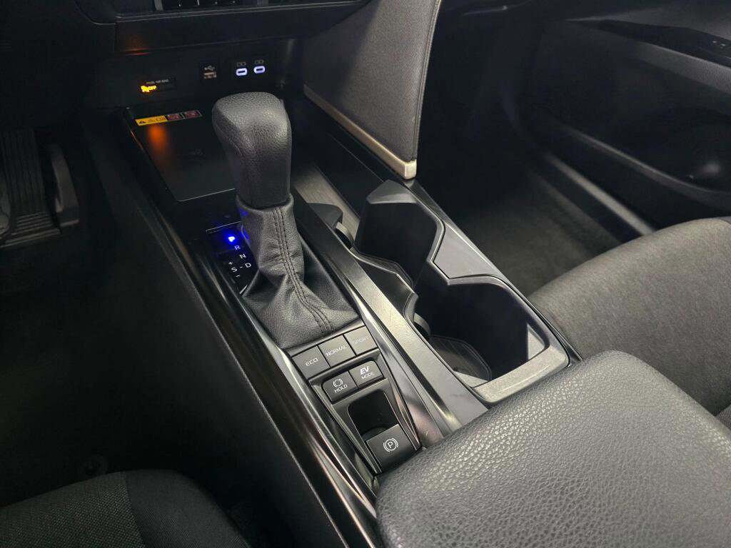Used 2025 Toyota Camry LE FWD image 33