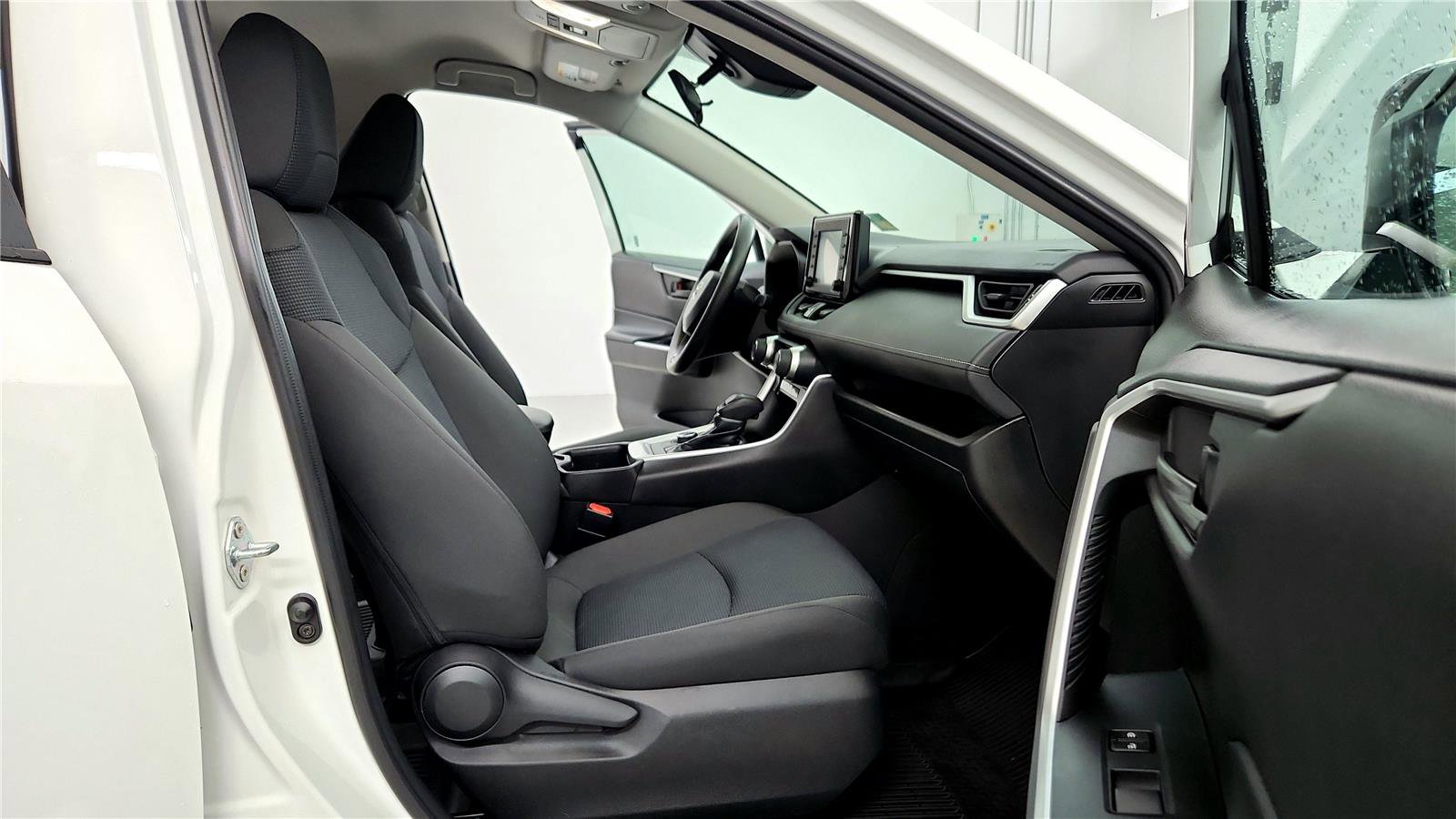 Used 2022 Toyota RAV4 LE image 17