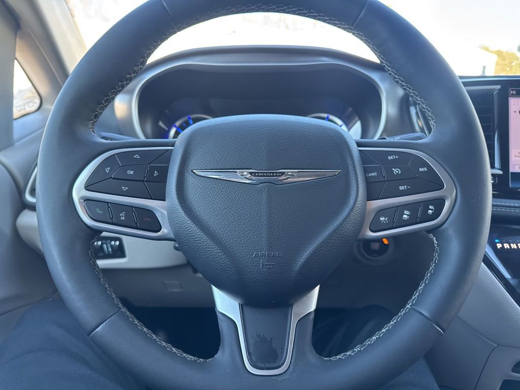 Used 2023 Chrysler Pacifica Touring-L image 23