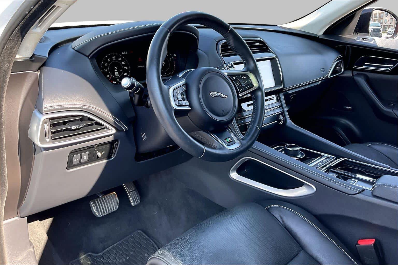 Used 2019 Jaguar F-PACE R-Sport AWD/4WD image 16