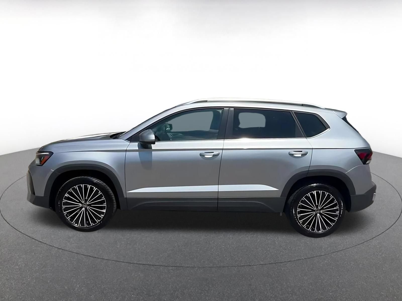 Used 2025 Volkswagen Taos SE FWD image 9