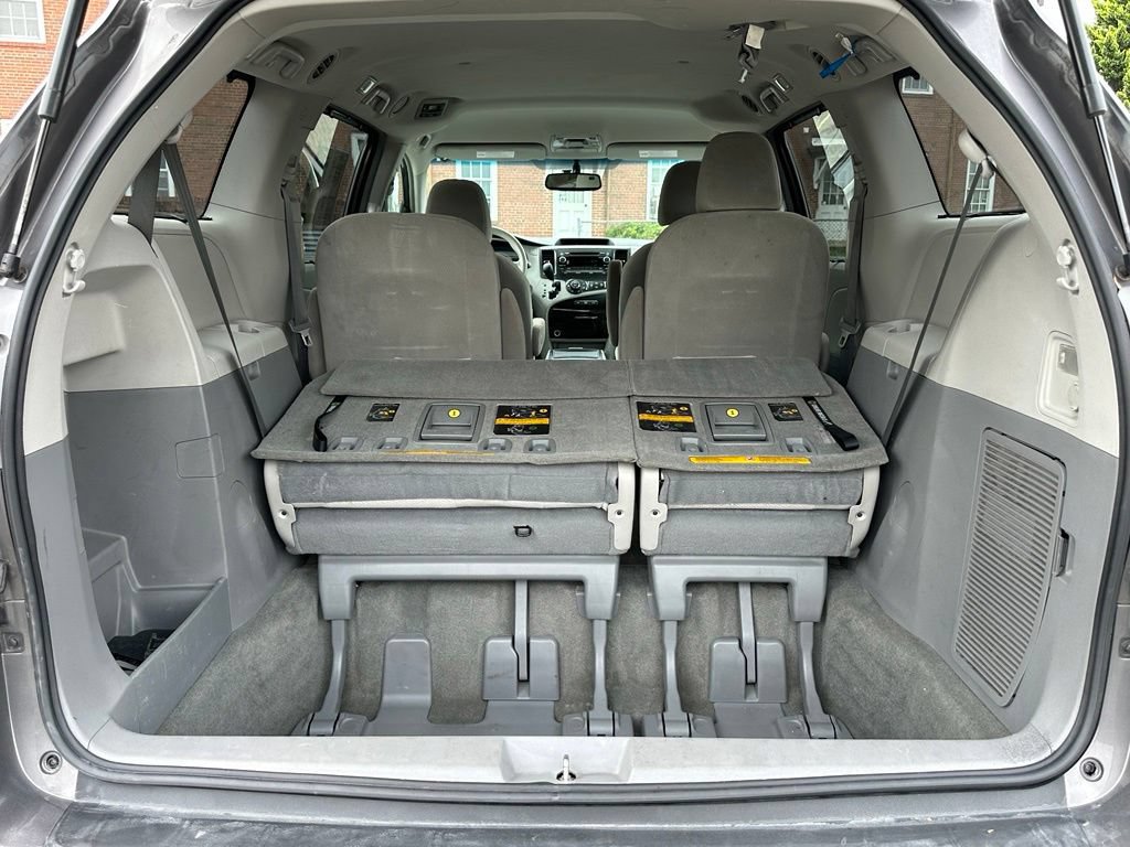 Used 2014 Toyota Sienna LE AWD/4WD image 31